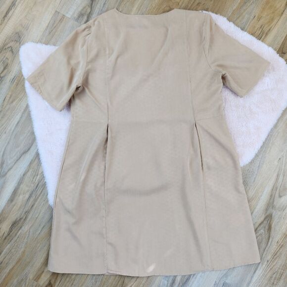 🍑BCBGMaxazria Tan Short Sleeve Vneck Dress Medium - Picture 3 of 7